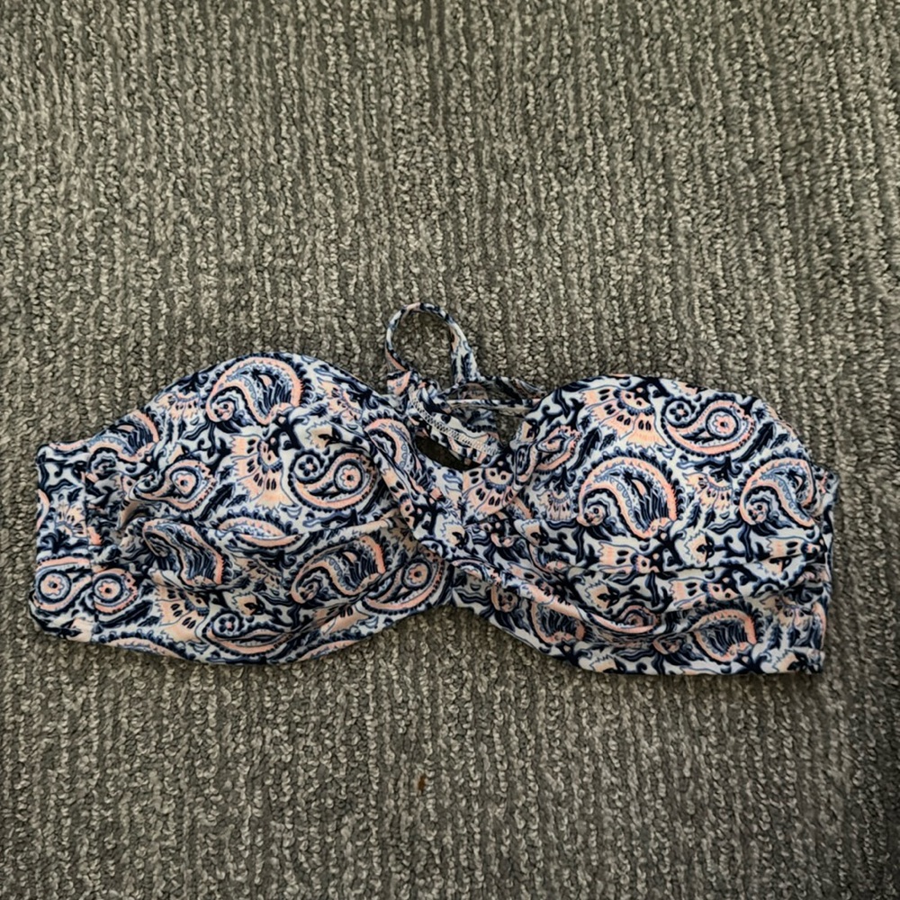 - Victoria’s Secret bikinis bra 36C